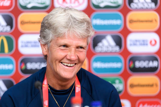 Förbundskapten Pia Sundhage på en presskonferens med det