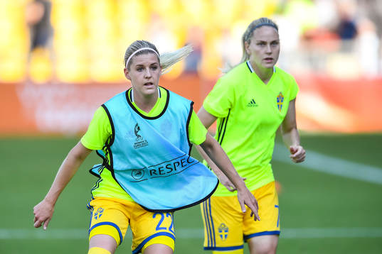 Sveriges Olivia Schough och Lisa Dahlkvist före matchen