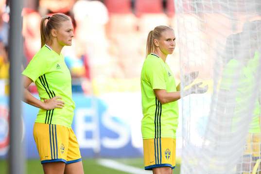 Sveriges Fridolina Rolfö och Jonna Andersson före matchen