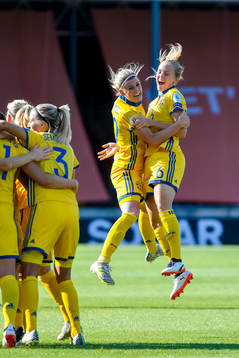 Sveriges Olivia Schough och Magdalena Eriksson  jublar