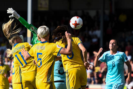 Sveriges Lotta Schelin gör 1-0  i matchen mellan Sverige