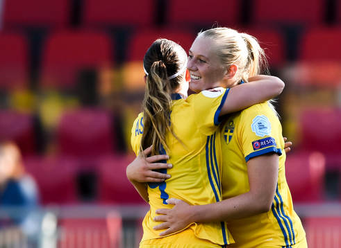 Sveriges Kosovare Asllani och  Stina Blackstenius jublar