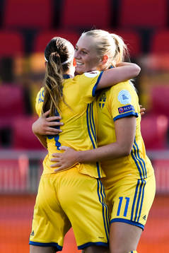 Sveriges Kosovare Asllani och  Stina Blackstenius jublar