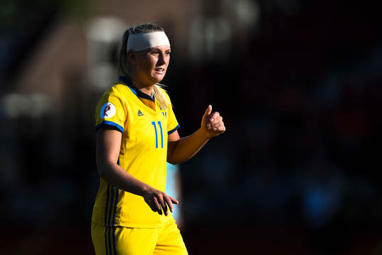 Sveriges Stina Blackstenius med bandage i matchen mellan