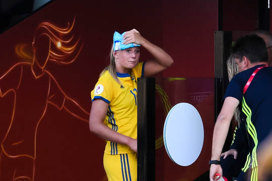Sveriges Stina Blackstenius tvingas lämna planen