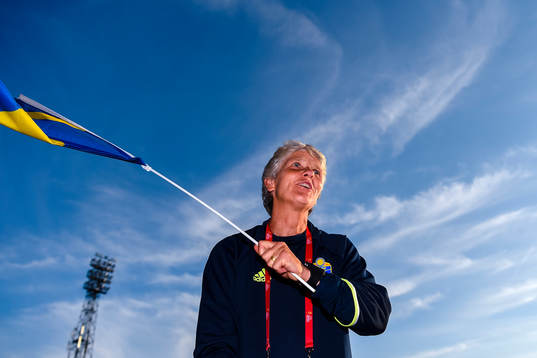 Sveriges förbundskapten Pia Sundhage jublar med en flagga