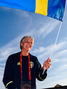 Sveriges förbundskapten Pia Sundhage jublar med en flagga