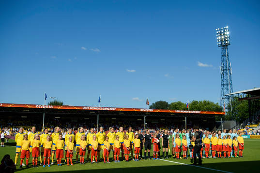 Sveriges och Rysslands spelare vid lineup innan matchen
