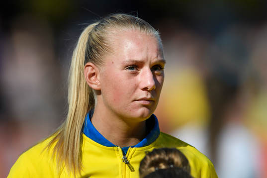 Sveriges Stina Blackstenius vid linup innan matchen mellan