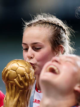 En Lynspelare kysser pokalen