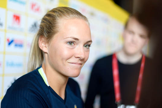 Magdalena Eriksson blir intervjuad på en pressträff med