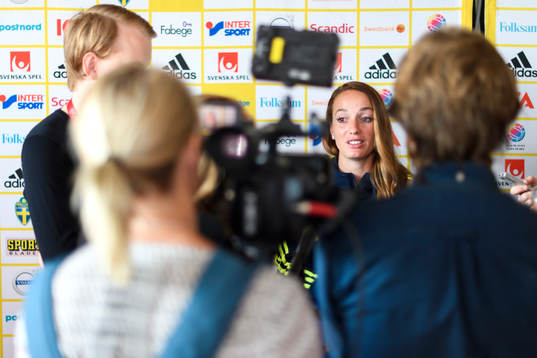 Kosovare Asllani blir intervjuad på en pressträff med det