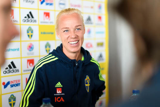 Caroline Seger blir intervjuad på en pressträff med det
