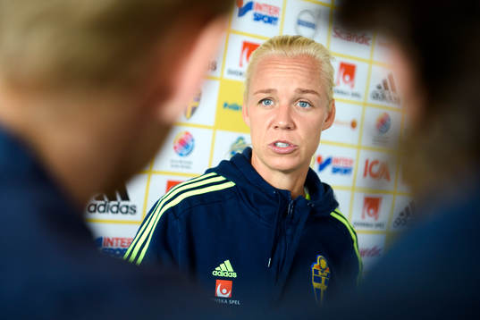 Caroline Seger blir intervjuad på en pressträff med det