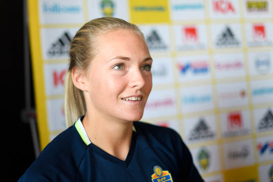 Magdalena Eriksson blir intervjuad på en pressträff med