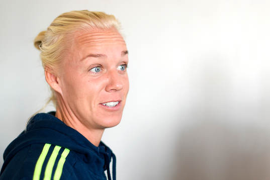 Caroline Seger blir intervjuad på en pressträff med det