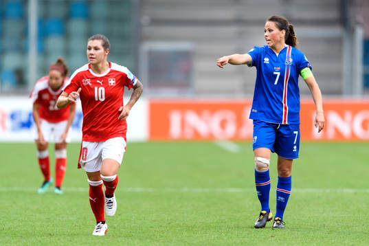 Schweiz Ramona Bachmann och Islands Sara Björk