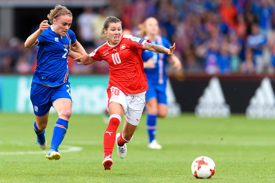 Islands Sif Atladottir och Schweiz Ramona Bachmann i