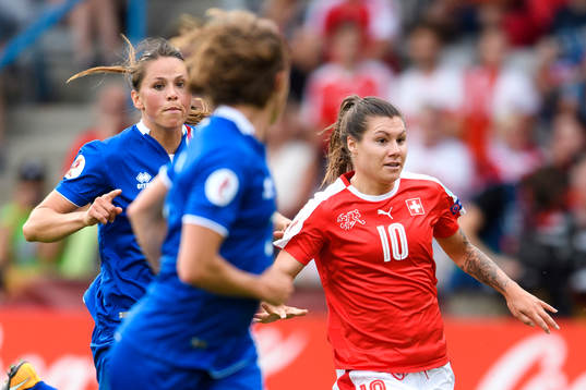 Islands Sara Björk Gunnarsdottir och Schweiz Ramona