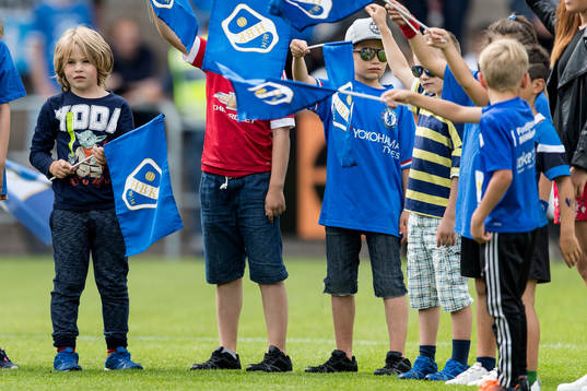 Halmstads Kids Corner inne på planen före fotbollsmatchen