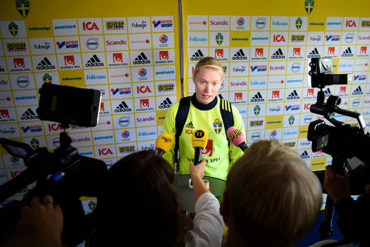 Målvakt Hedvig Lindahl blir intervjuad på en pressträff