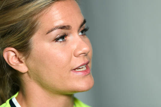 Hanna Folkesson blir intervjuad på en pressträff med det