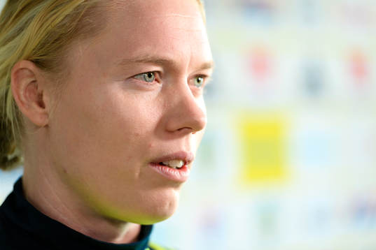 Målvakt Hedvig Lindahl blir intervjuad på en pressträff