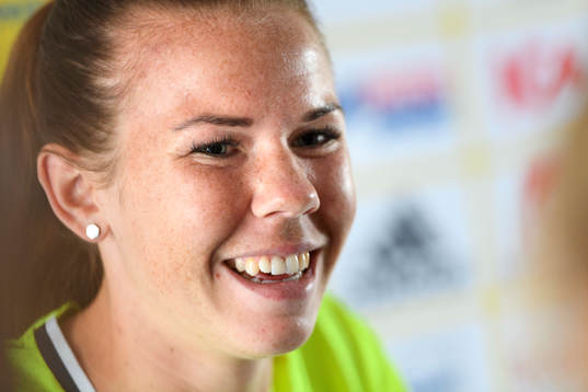 Jessica Samuelsson blir intervjuad på en pressträff med