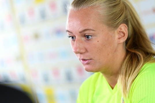 Stina Blackstenius blir intervjuad på en pressträff med