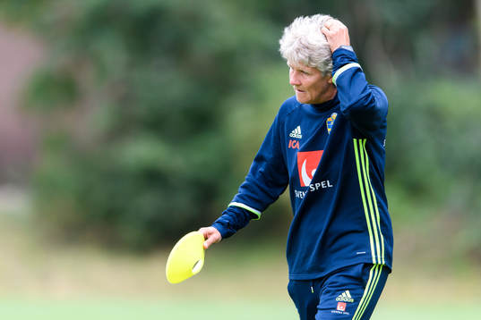 Förbundskapten Pia Sundhage på en träning med det