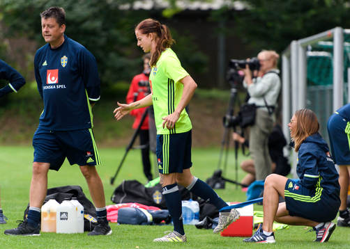 Lotta Schelin på en träning med det svenska landslaget