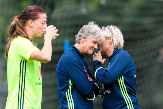 Förbundskapten Pia Sundhage och assisterande