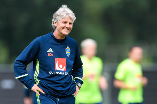 Förbundskapten Pia Sundhage på en träning med det