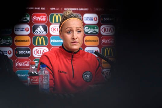 Sanne Troelsgaard på en presskonferens med det danska