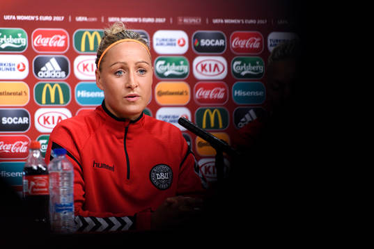 Sanne Troelsgaard på en presskonferens med det danska