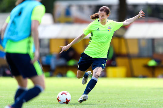 Lotta Schelin på en träning med det svenska landslaget