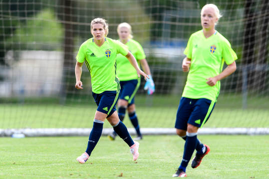 Hanna Folkesson och Caroline Seger på en träning med det