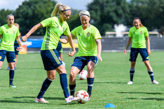Linda Sembrant och Nilla Fischer på en träning med det