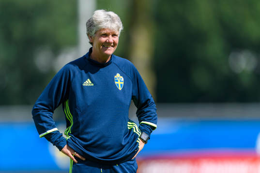 Förbundskapten Pia Sundhage på en träning med det
