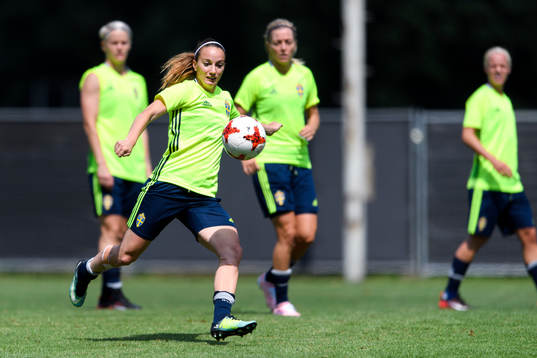 Kosovare Asllani på en träning med det svenska landslaget