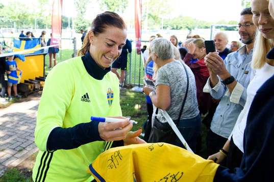 Lotta Schelin skriver autografer