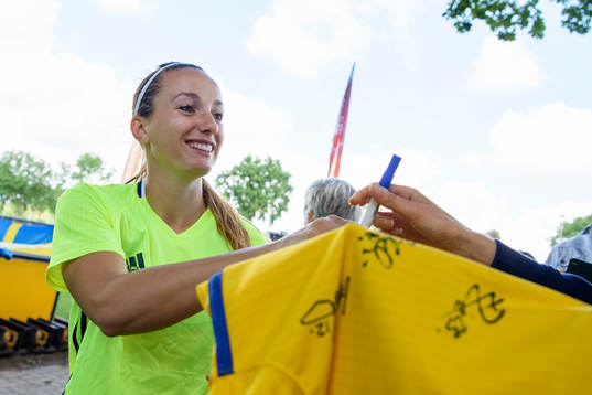 Kosovare Asllani skriver autografer