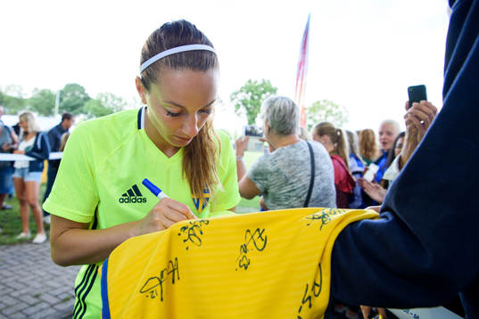 Kosovare Asllani skriver autografer