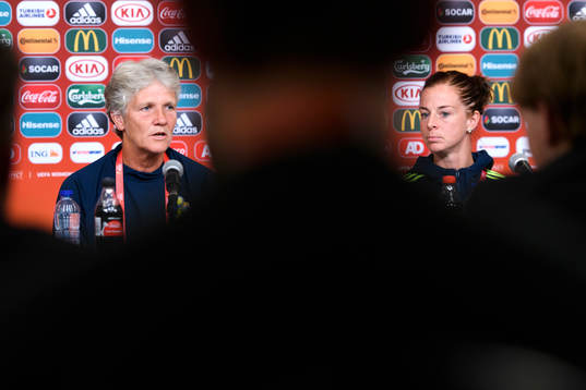 Förbundskapten Pia Sundhage och Lotta Schelin på en