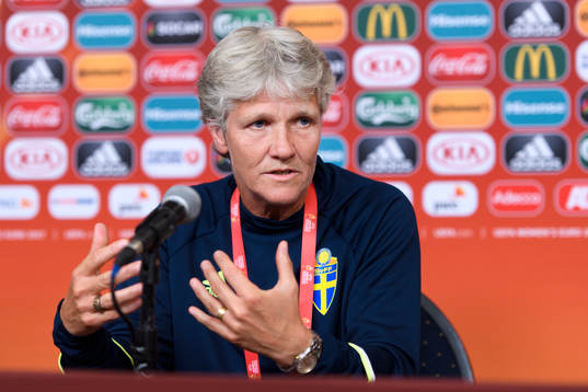 Förbundskapten Pia Sundhage på en presskonferens med det