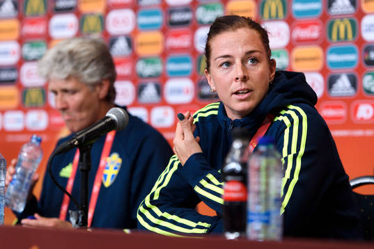 Lotta Schelin på en presskonferens med det svenska