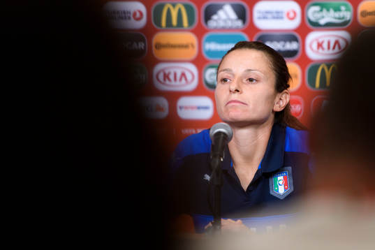 Daniela Stracchi på en presskonferens med det italienska