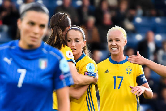 Sveriges Lotta Schelin jublar med Kosovare Asllani, och