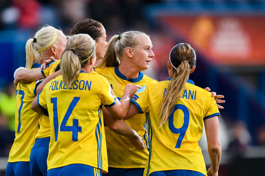 Sveriges Stina Blackstenius jublar med Lotta Schelin gör