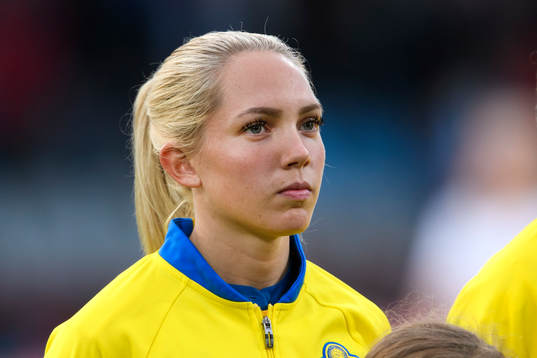 Sveriges Elin Rubensson vid lineup innan matchen mellan